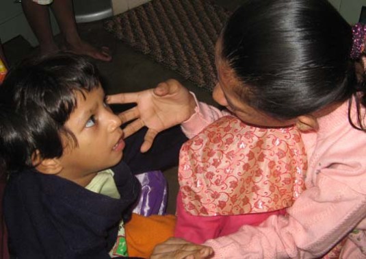 CP_2965-w Ganga looks up to her Didi with CP